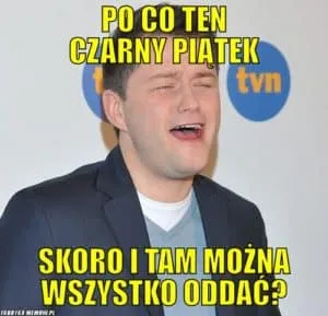 Mem z mężczyzną na tle logo TVN o czarnym piątku i oddawaniu wszystkiego