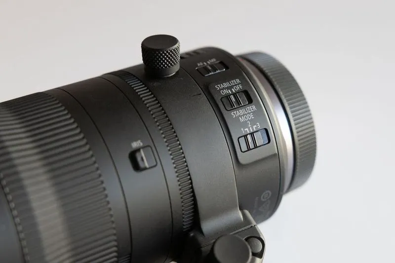 Przełączniki stabilizatora i AF oraz pierścień z zębatką na obiektywie Canon RF 70-200 mm