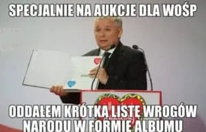 Mem z politykiem trzymającym album na aukcję WOŚP, podpis o liście wrogów narodu