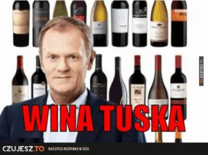 Mem z mężczyzną na tle butelek wina i czerwonym napisem Wina Tuska