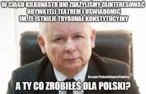 Mem z poważnym starszym mężczyzną, podpis o teatrze i Trybunale Konstytucyjnym