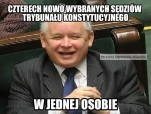 Mem ze śmiejącym się mężczyzną w ławach sejmowych o czterech sędziach Trybunału