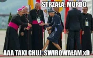Mem z kobietą witającą duchownych w fioletowych piuskach, podpis Strzała, mordo
