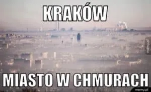 Mem ze zdjęciem zasmogowanego Krakowa, podpis Kraków, miasto w chmurach