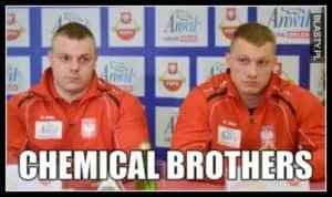 Mem z dwoma sportowcami w czerwonych kurtkach, podpis Chemical Brothers