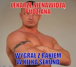 Mem z półnagim, wytatuowanym mężczyzną, podpis Lekarze nienawidzą Pudziana, wygrał z Rakiem