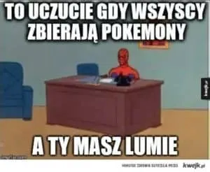 Mem ze Spider-Manem przy biurku, podpis o zbieraniu pokemonów, a ty masz lumię