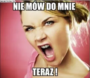 Mem z krzyczącą blondynką i podpisem Nie mów do mnie teraz