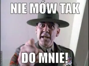 Mem z wojskowym w kapeluszu wskazującym palcem i podpisem Nie mów tak do mnie