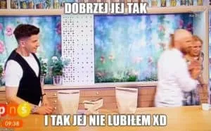 Mem z kadru programu TVP: prezenter i kobieta w uścisku, podpis Dobrze jej tak