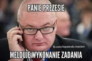 Mem z łysym mężczyzną z telefonem przy uchu, podpis Melduję wykonanie zadania