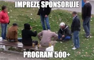 Mem ze zdjęciem grupy pijącej piwo na trawniku: Imprezę sponsoruje Program 500+