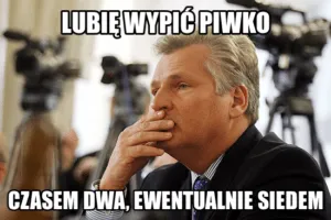 Mem z zamyślonym mężczyzną przed kamerami, podpis Lubię wypić piwko, czasem dwa, siedem