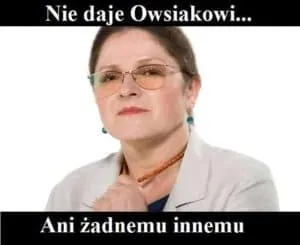 Mem z kobietą w okularach i podpisem Nie daje Owsiakowi, ani żadnemu innemu