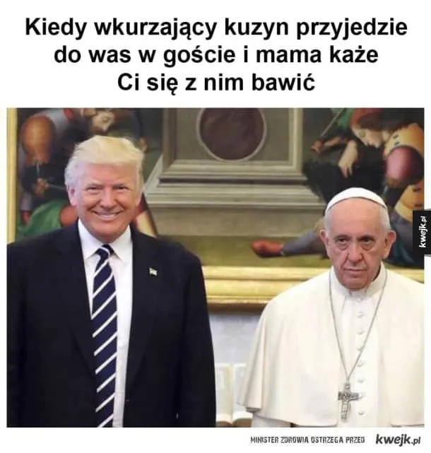 Mem z uśmiechniętym Trumpem i poważnym papieżem, podpis o wkurzającym kuzynie i zabawie