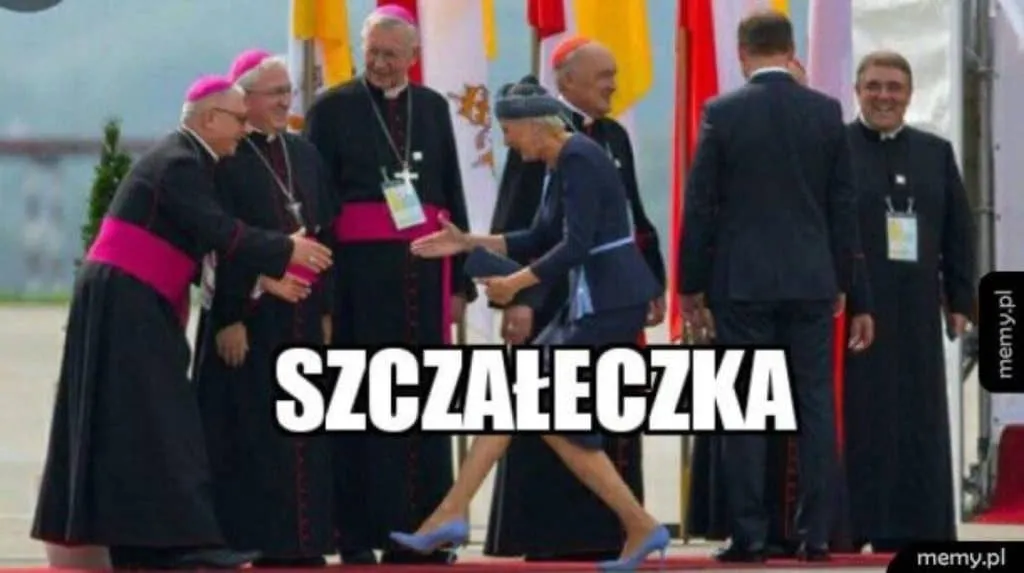 Mem ze zdjęciem kobiety w granatowym kostiumie idącej wśród duchownych, podpis Szczałeczka