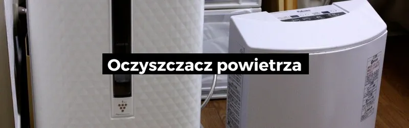 Dwa domowe oczyszczacze powietrza stojące obok siebie, na grafice napis: Oczyszczacz powietrza